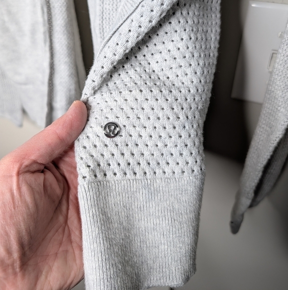 Lululemon Still Movement Wrap Light Gray sz 10 - Picture 7 of 11